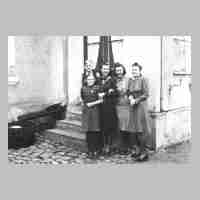 094-0029 Treffen der Darge Cousinen 1942 in Schirrau vor der Veranda.jpg